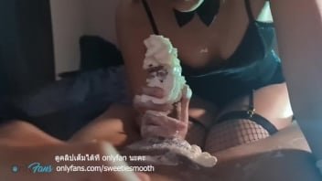 Clip khiêu dâm thực sự của Thái Lan 18 tuổi Dương vật ngọt ngào vì kem đánh Em gái Thái đổ kem lên dương vật của mình để bắt một con diều.  Rất ngon.  Nó sẽ phát nổ trong miệng.